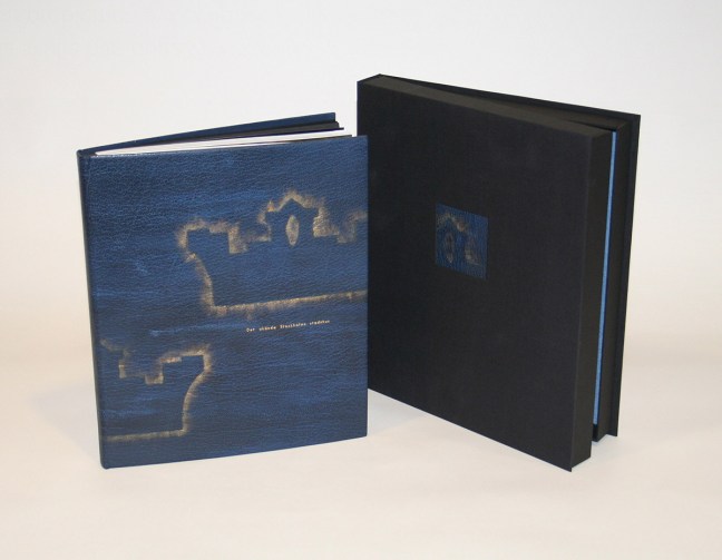 Annika was named Master Bookbinder 2008 by The Swedish Bookbinder’s Guild. The book: Det okända Stockholms stadshus (Infobooks). Binding: Painted black goat leather with gold wax. Photo © Kaj Flick http://bokbindarmastareforeningen.se